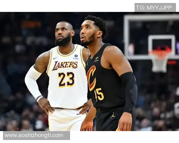 詹姆斯高吊篮下 戴维斯接球双手暴扣